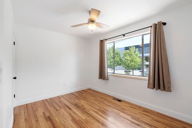 Building Photo - Newly Renovated 2 BD Brick Bungalow in Riverwalk District!