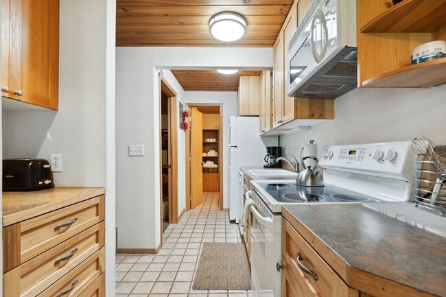 Building Photo - 1 bedroom, 1 bath condo at Bay Point