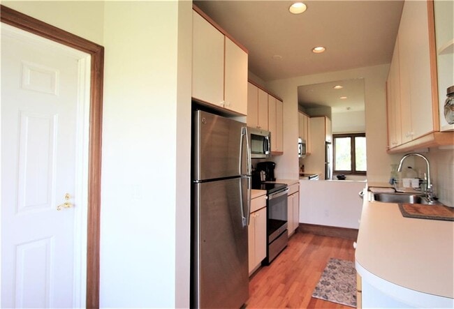 Building Photo - 61 Ledge Rd