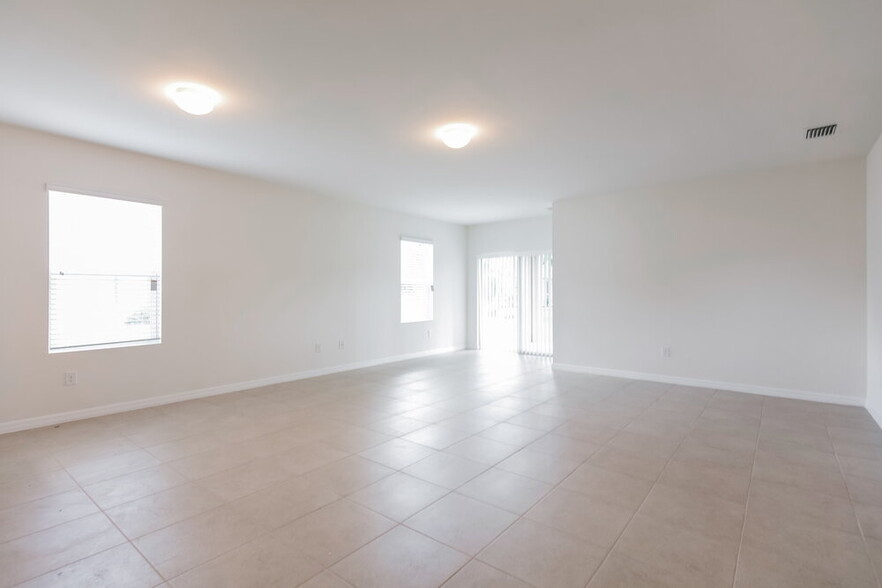 Building Photo - 130 SW 11th Terrace