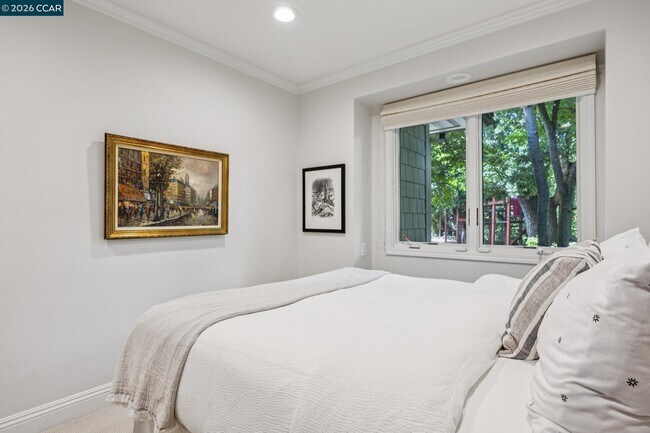 Building Photo - 783 Los Palos Manor