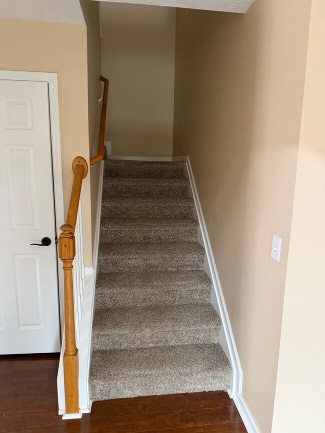 Building Photo - Maintenance Free Living 3 Bed/2.5 Bath