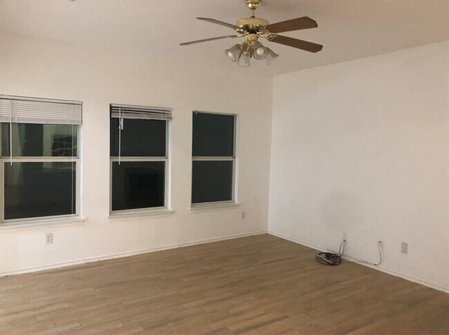 Building Photo - 713 Camino Alto Dr