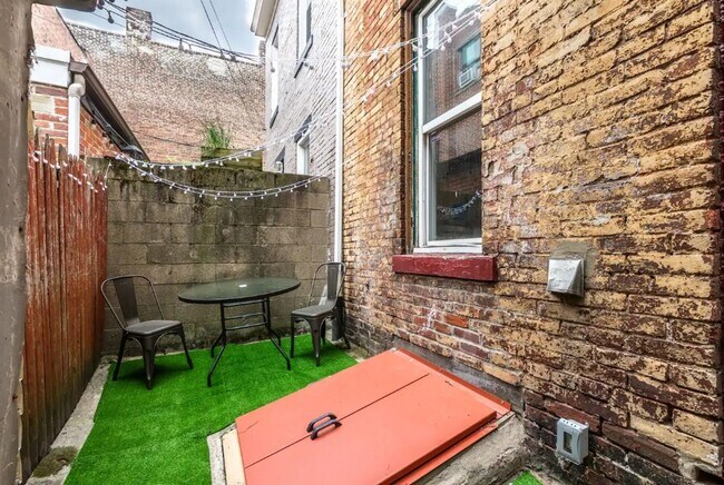 Building Photo - Renovated 3BR in South Side Flats | 100 Walk Score | In-Unit Laundry