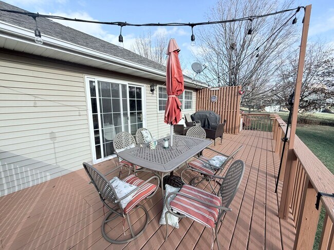 Building Photo - 5 Bed 3 Bath House in Waverly, IA