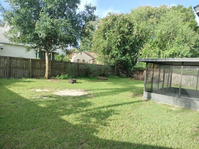 Building Photo - 725 Chilt Dr
