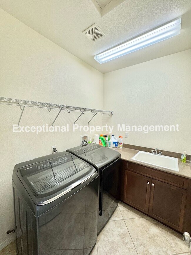Building Photo - Beautiful 3 bedroom 3 bathroom single stor...