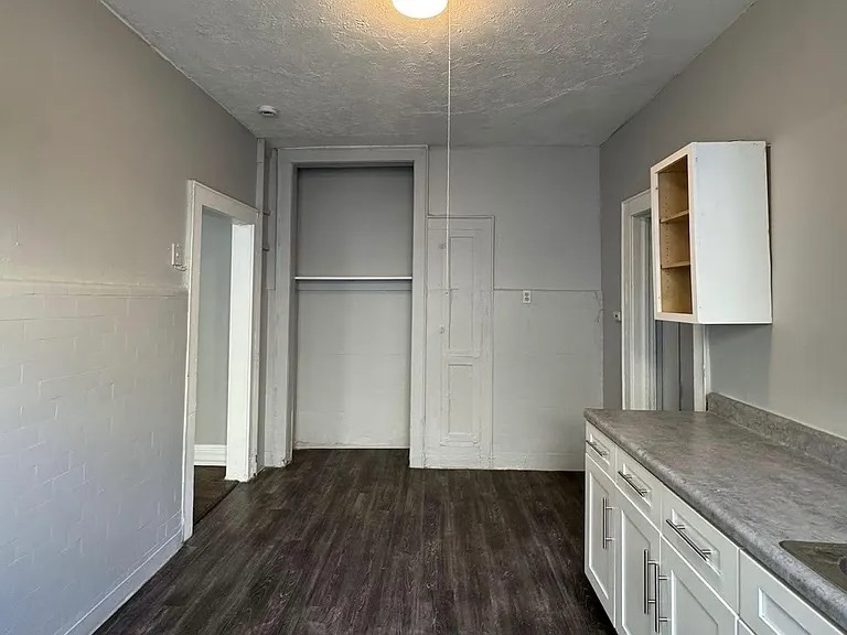 Building Photo - 416-418-418 Leslie St