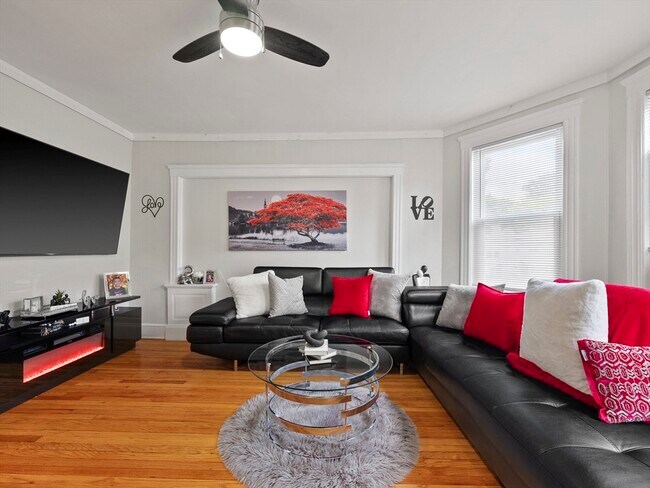 Building Photo - 10 Edgemere Rd