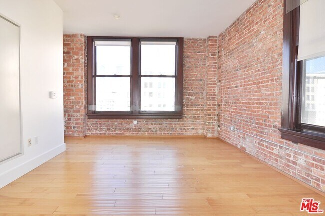 Building Photo - 460 S Spring St