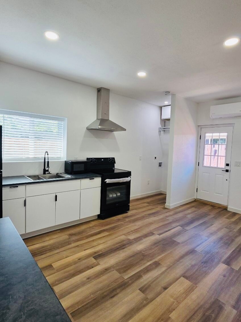 Building Photo - 6824 Le Mans Ave