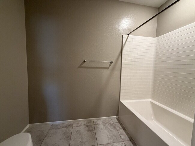 Building Photo - GATED 3 BED 3 BATH 2 CAR GARAGE TOWNHOUSE W/ BED AND BATH DOWNSTAIRS + LOFT & YARD. COMMUNITY FEA...