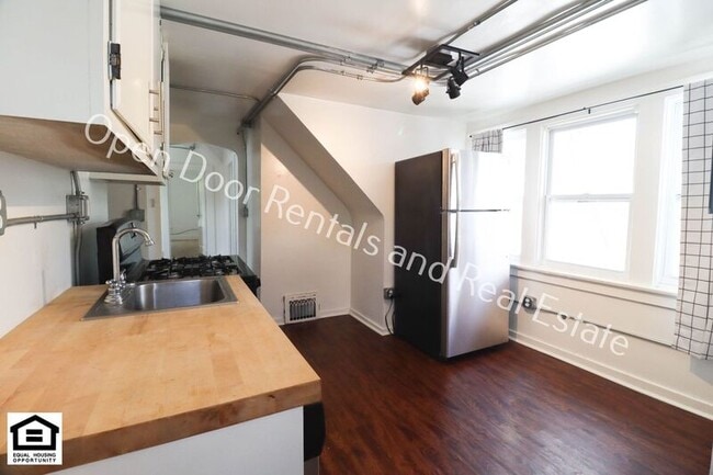 Building Photo - 927 1/2 Nuttman Ave