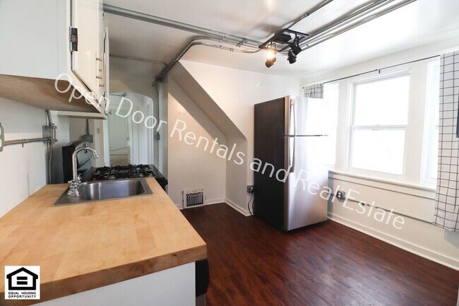 Building Photo - 927 Nuttman Ave