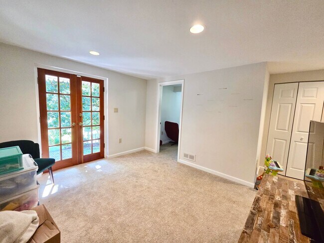 Building Photo - Lovely 4 BR/2 BA Single-Family Home in Sil...