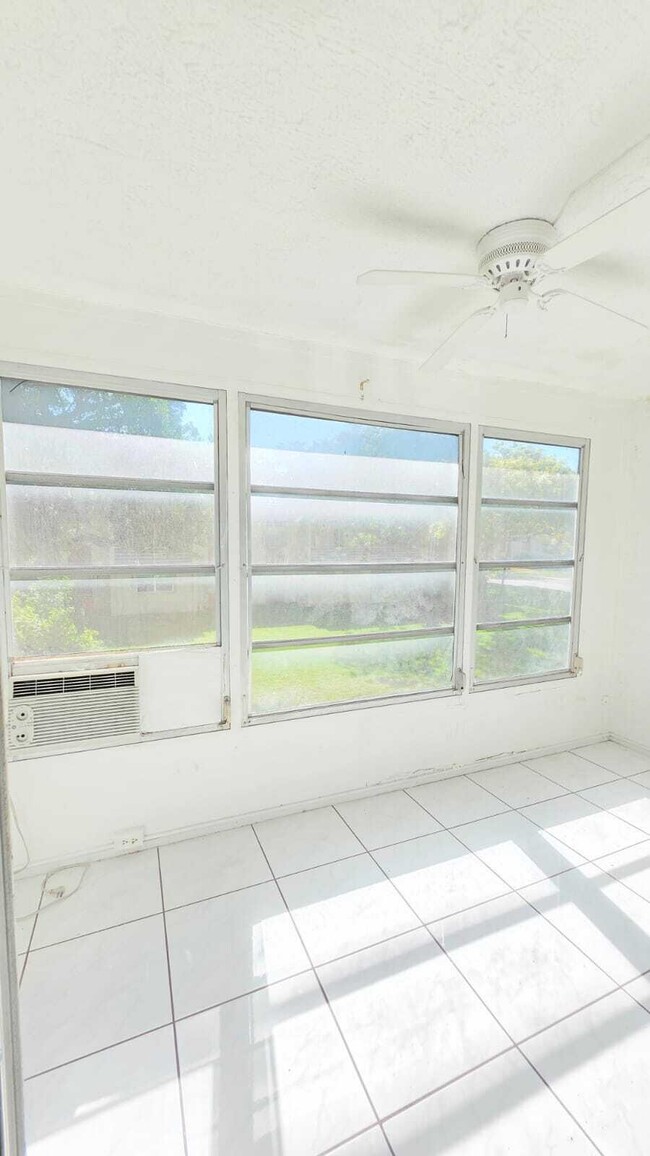 Building Photo - 5535 Lakewood Cir