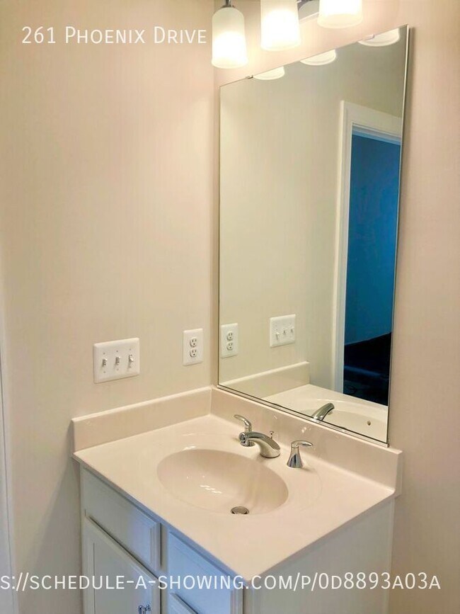 Building Photo - 261 Phoenix Dr