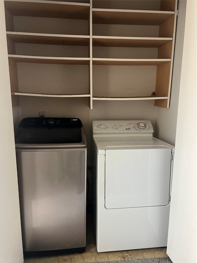 Building Photo - 6111 Beverly Hill St