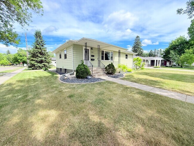 Building Photo - Spacious 4 Bed, 2 Bath Home – Perfect for Families or Roommates