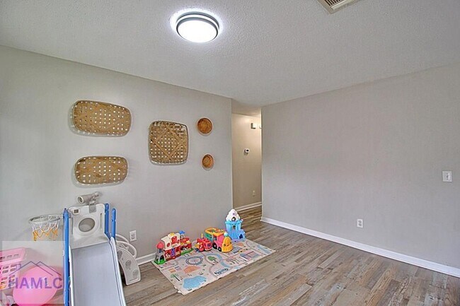 Building Photo - 1567 Pendleton Dr