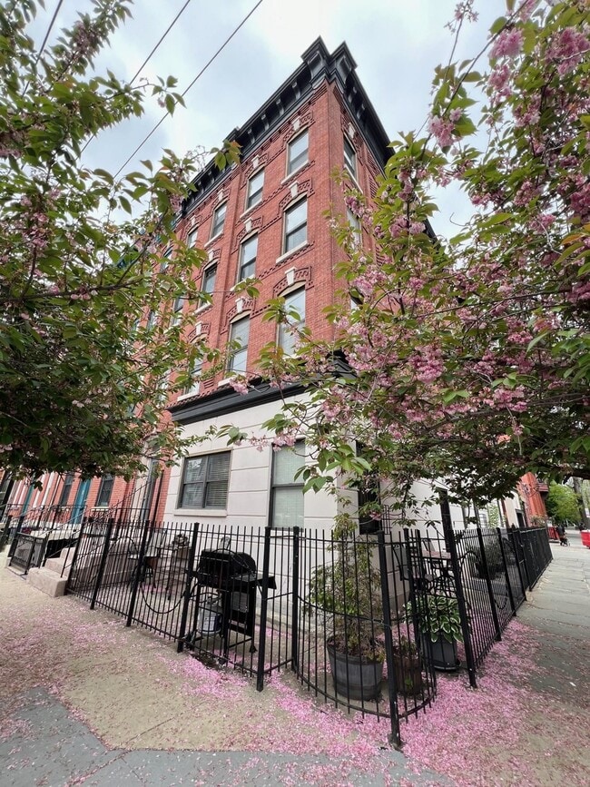 Building Photo - 48 Bright St