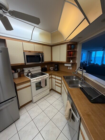 Building Photo - 9650 S Ocean Dr