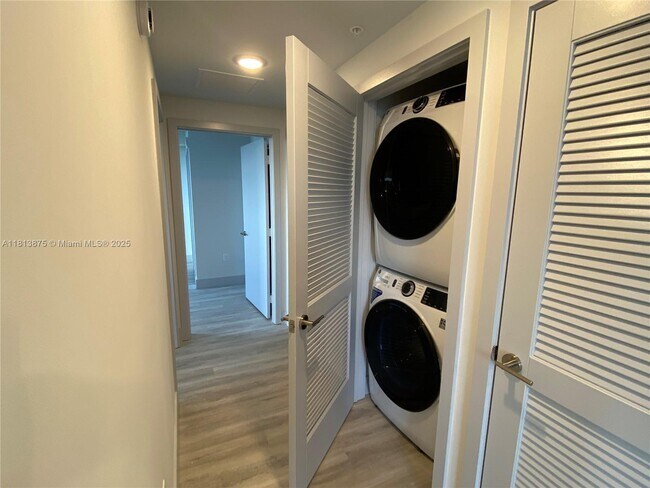 Building Photo - 9000 Ramblewood Dr