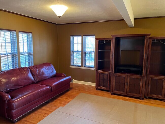 Main floor family room - 27 S Riverview Hts