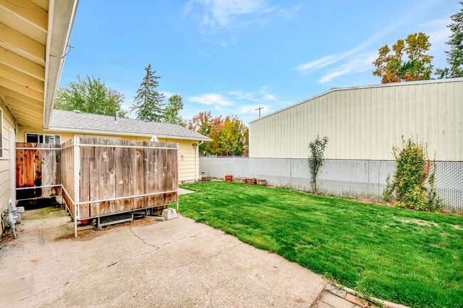 Building Photo - Savage / Ellis Duplex