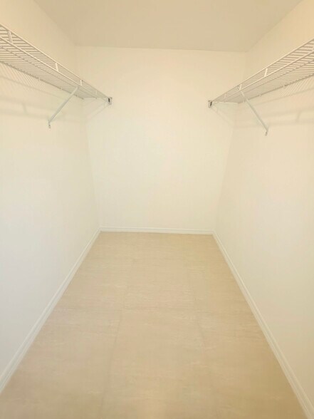 Master Walk In Closet - 154 Cypress Way E