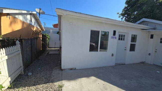 Building Photo - 1319 E 59th Pl