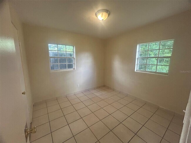 Building Photo - 127 Country Club Dr