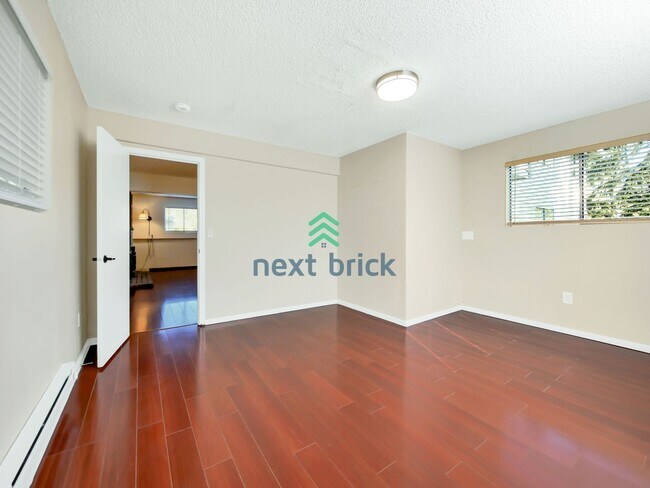 Building Photo - 5 Bed and 3 Bath Single-family Home Availa...