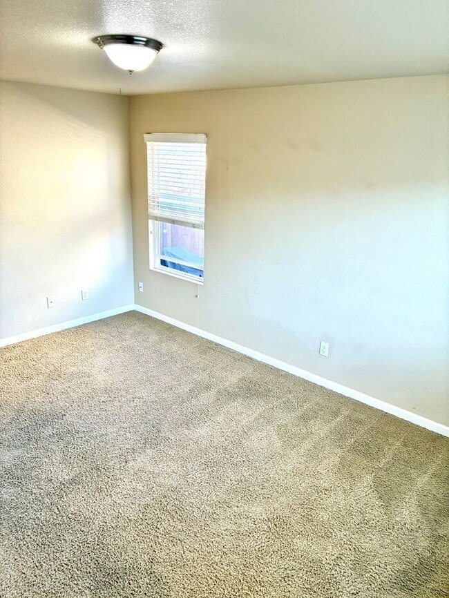 Building Photo - Ranch style home with 3 bed 2 bath and ove...