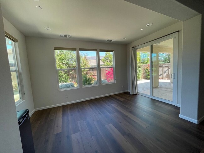Building Photo - 427 Avignon Way
