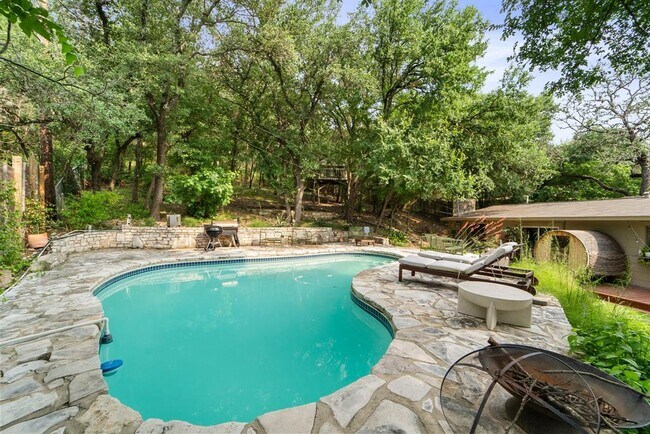 Building Photo - 2402 Rockingham Cir