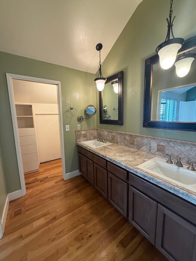 Building Photo - Santa Cruz Townhome Near UCSC! $500 off 1st month!