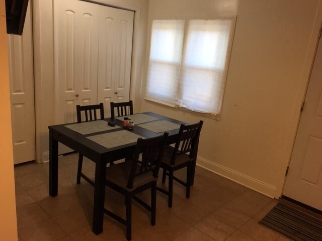 Building Photo - 4555 W Wellington Ave