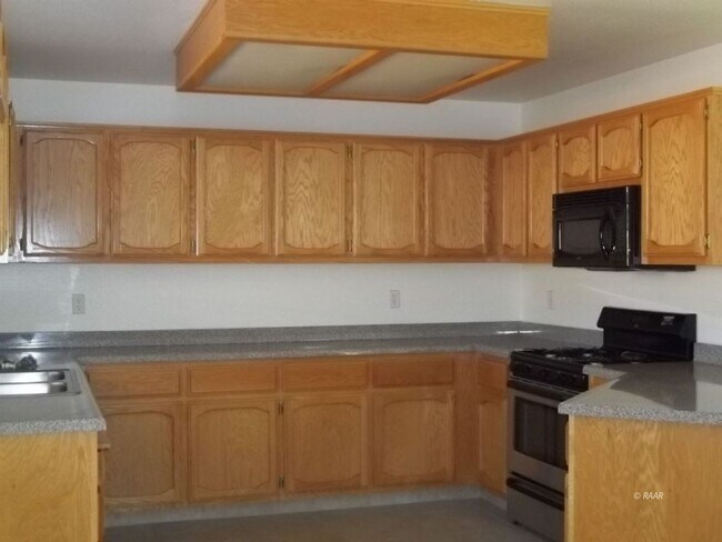 Building Photo - Charming 3 Bed, 2 Bath Rental with Convenient Features - $1,500 Deposit