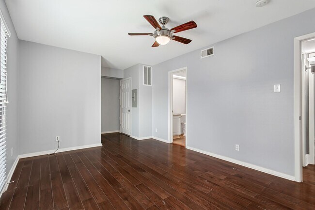 Building Photo - 10205 Regal Oaks Dr