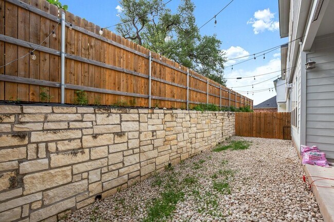 Building Photo - 12809 Stanford Dr