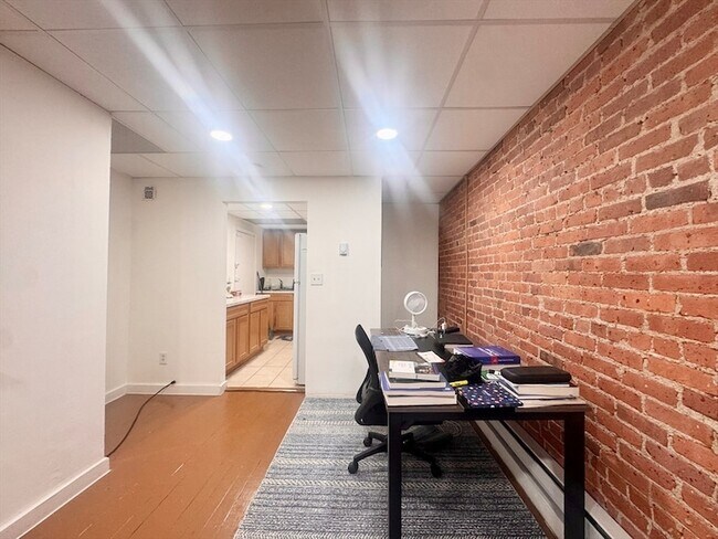 Building Photo - 384 Riverway