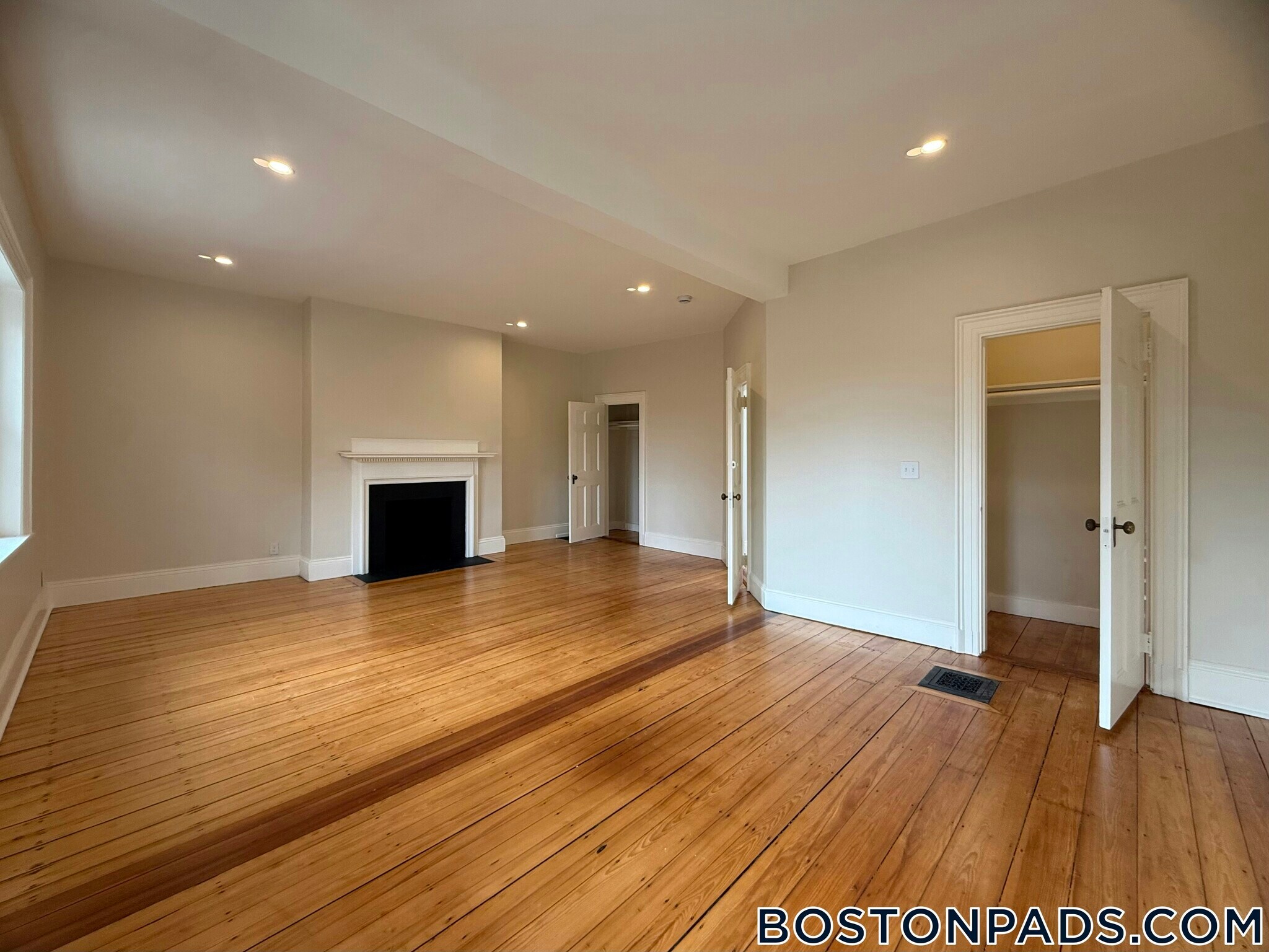 Building Photo - 1726 Beacon St