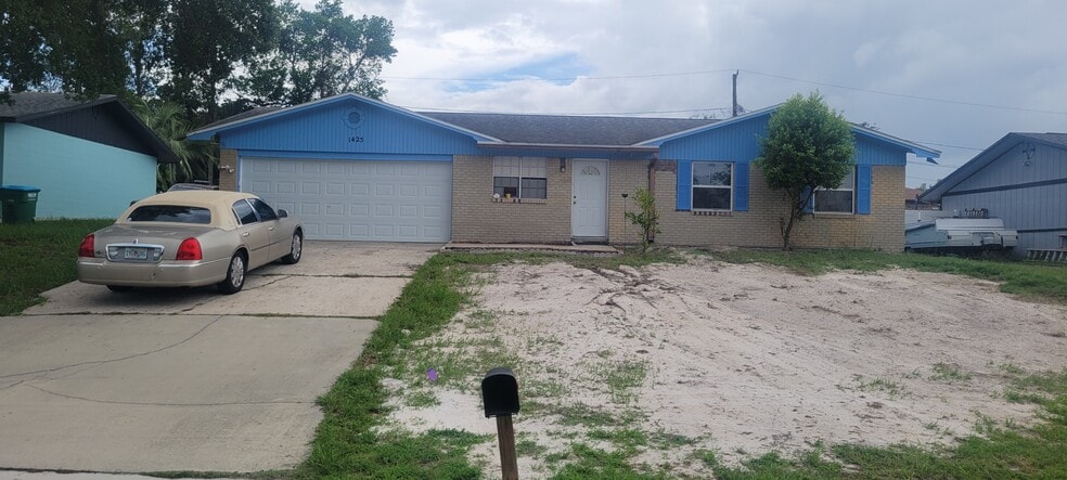 Primary Photo - 1425 NE Old Mill Dr