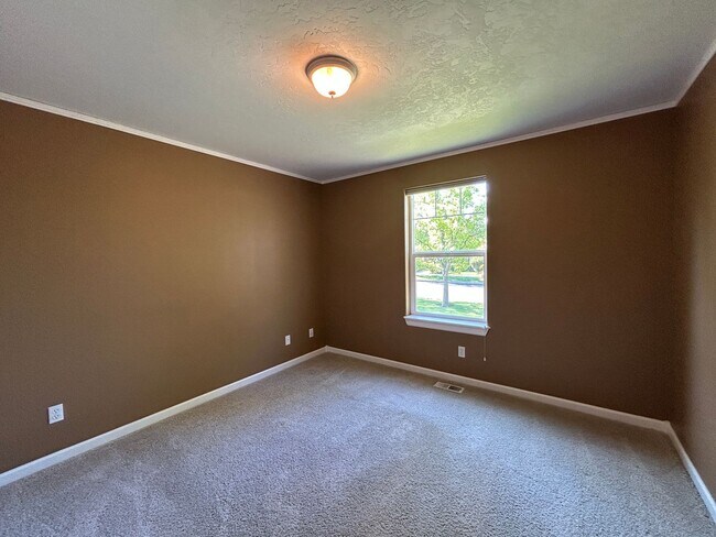 Building Photo - Well Maintained 3 Bedroom / 2 Bathroom Hom...