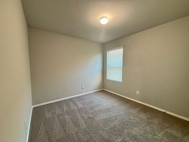 Building Photo - 4-bed 2-bath home in Alamo Ranch Area