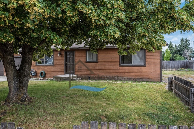 Building Photo - Great 3 Bedroom 2 Bath Duplex with Garage ...