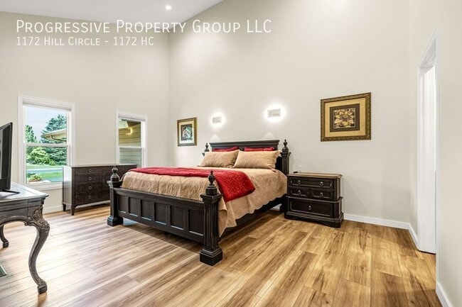 Building Photo - 1172 Hill Cir