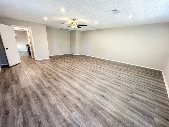 Building Photo - 3 Bedroom House in Hewitt - Midway ISD