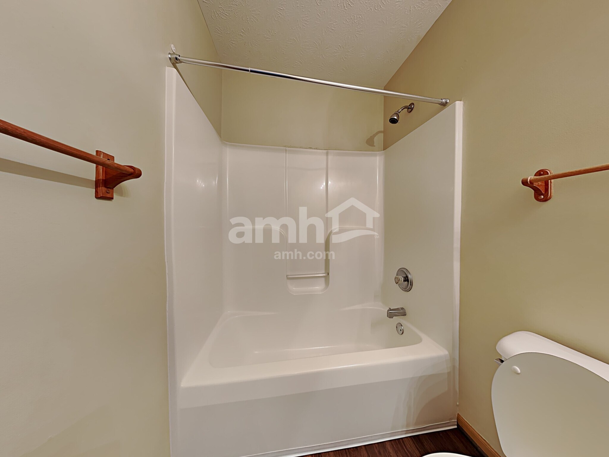 Building Photo - 3370 Redbud Dr